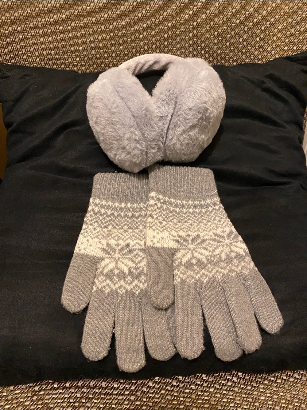 Gray & White Winter Gloves and Earmuffs. NWOT (C1)